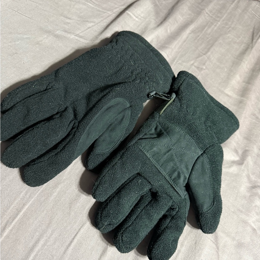 Weatherproof Black Gloves with Full-Hand Design and Elasticated Cuffs